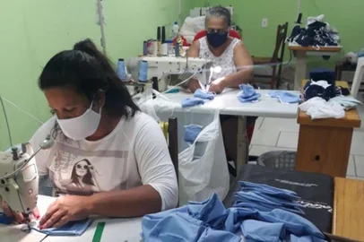 Produção de máscaras que serão doadas pela CCR Via Sul<!-- NICAID(14509002) -->