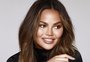 Chrissy Teigen fará cirurgia para retirada de próteses de silicone: "Cansei"