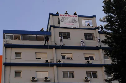  CAXIAS DO SUL, RS, BRASIL, 27/05/2020 - Para marca r o Dia do Desafio, proposto pelo Sesc - Serviço Social do Comércio, em meio a pandemia de coronavírus, bombeiros desceram de rapel a fachada do hospital Pompéia. (Marcelo Casagrande/Agência RBS)<!-- NICAID(14509196) -->