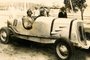  O vitorioso Norberto Jung (à direita, ao volante) e seu Ford V8.n º 16<!-- NICAID(14509044) -->