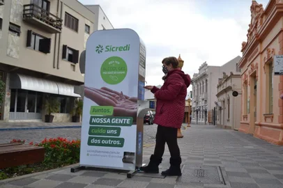 Estação para moradores usarem álcool gel  é instalada em rua de Garibadi <!-- NICAID(14509709) -->