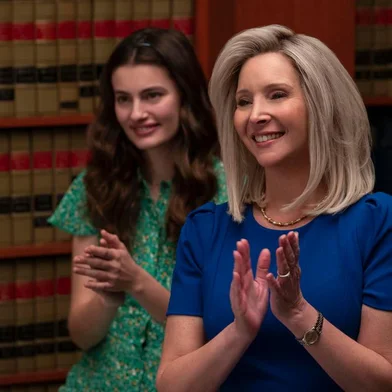 SPACE FORCE (L TO R) DIANA SILVERS as ERIN NAIRD and LISA KUDROW as MAGGIE NAIRD in episode 101 of SPACE FORCE Cr. AARON EPSTEIN/NETFLIX © 2020<!-- NICAID(14509715) -->