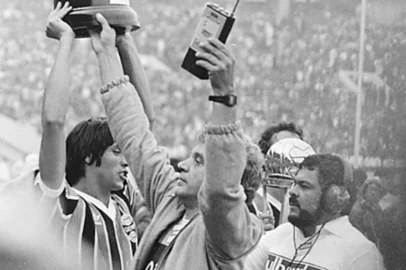 Fotógrafo: Luiz Ávila / Agência RBS, dezembro de 1983.Paulo SantAna durante a conquista de Campeão do Mundo do Grêmio no Japão. Partida: Hamburgo 01 x Grêmio 02.#ENVELOPE: 16705 (envelope com data de 10/12/1983)