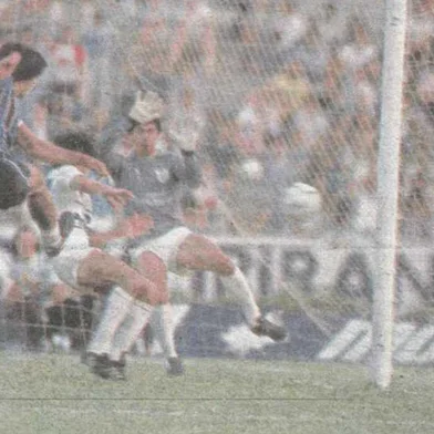 Foto publicada na Zero Hora de 5 de dezembro de 1983. Jogo entre Grêmio e Novo Hamburgo, a última partida antes da viagem a Tóquio para o jogo contra o Hamburgo, pelo Munidla de Clubes. O Novo Hamburgo venceu por 1 a 0, no Olímpico.<!-- NICAID(10027486) -->