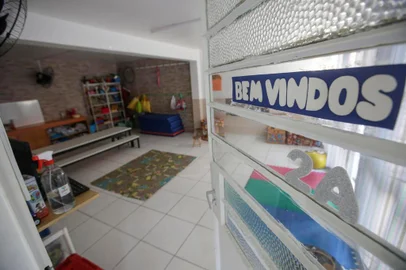  PORTO ALEGRE, RS, BRASIL - 2020.05.28 - Escolas se preparam para volta às aulas fazendo modificações nos espaços internos. Maior espaçamento e menos alunos dentro de cada sala é uma das mudanças. Na foto: Na Escola Infantil Cultivar adaptou espaços como recepção e refeitório em novas salas de aula, para ter menos alunos em cada ambiente (Foto: ANDRÉ ÁVILA/ Agência RBS)Indexador: Andre Avila<!-- NICAID(14510123) -->