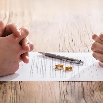  PORTO ALEGRE, RS, BRASIL, 05/11/2019- Mãos da esposa e do marido no documento do divórcio com aliança no centro. (Foto: Andrey Popov / stock.adobe.com)Indexador: Andrey PopovFonte: 151313579<!-- NICAID(14314820) -->