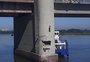 Navio bate em pilar da ponte do Guaíba, e içamentos do vão móvel são suspensos