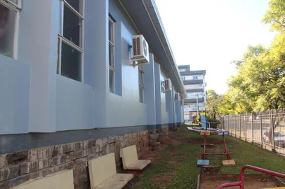  NOVA PRATA, RS, BRASIL (22/05/2020)As reformas no Instituto Estadual de Educação Tiradentes em Nova Prata começeram no segundo semestre de 2018, com aportes em torno de R$ 1, 2 milhões, provenientes do Governo do RS. O valor foi destinado para a troca da fiação elétrica, do tellhado e de reformas em algumas salas de aula, com a troca do piso. O Instituto Tiradentes é uma das maiores escolas da região de abrangência da 16ª Coordenadoria Regional de Obras Públicas (Crop). A instituição que completa 91 anos em 2020, conta com mais de 800 alunos matriculados na educação infantil, ensino fundamental, médio, Eja e Curso Normal.  Entretanto, ainda era preciso proporcionar melhores condições de trabalho aos professores e os alunos precisavam estar inseridos num ambiente favorável a aprendizagem. Para isso, a direção da escola contou com recursos arrecadados pelo Círculo de Pais e Mestres (CPM) para promover melhorias no colégio. Os valores foram levantados pelos pais junto à comunidade com promoção de jantares, festivais e eventos. (Jeferson Fróes / Jornal Correio Livre)<!-- NICAID(14506054) -->