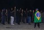 Grupo pró-Bolsonaro protesta em frente ao STF com tochas e máscaras