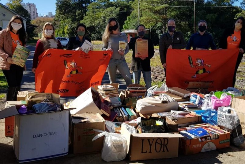 Grupo de corredores Fugindo da Genoveva arrecadou 1,7 mil livros, que integrarão as cestas básicas oferecidas pela prefeitura.<!-- NICAID(14510976) -->