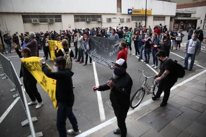  ** EM BAIXA** PORTO ALEGRE, RS, BRASIL - 31.05.2020 - Manifestação contra o presidente Jair Bolsonaro. (Foto: Jefferson Botega/Agencia RBS)<!-- NICAID(14511767) -->