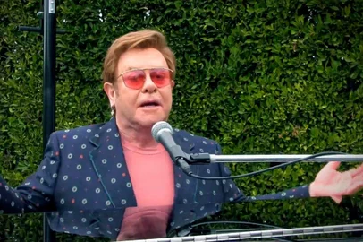 This handout screengrab, obtained April 19, 2020 courtesy of "Global Citizen's One World: Together at Home" shows Sir Elton John performing during "One World: Together At Home" presented by Global Citizen on April, 18, 2020. - The global broadcast and digital special was held to support frontline healthcare workers and the COVID-19 Solidarity Response Fund for the World Health Organization, powered by the UN Foundation. (Photo by Handout / Global Citizen's One World: Together At Home / AFP) / RESTRICTED TO EDITORIAL USE - MANDATORY CREDIT "AFP PHOTO /Global Citizen's One World: Together At Home /HANDOUT " - NO MARKETING - NO ADVERTISING CAMPAIGNS - DISTRIBUTED AS A SERVICE TO CLIENTS<!-- NICAID(14481519) -->
