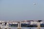  PORTO ALEGRE, RS, BRASIL - 18.05.2020 - Avião da Gol sobrevoa Porto Alegre e a nova ponte do Guaiba. (Foto: Lauro Alves/Agencia RBS)<!-- NICAID(14504668) -->