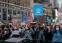 Prefeito de Nova York anuncia toque de recolher e multidão faz protestos na cidade; veja imagens