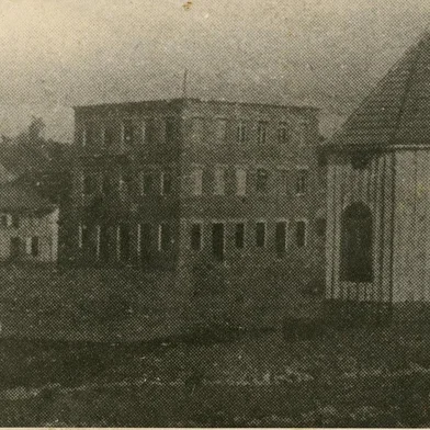 O quiosque de Andrea Benetti em 1909, na esquina das ruas Sinimbu e Marquês do Herval. À esquerda, o prédio do Hotel Bella Vista, pertencente à família Grossi<!-- NICAID(14512571) -->