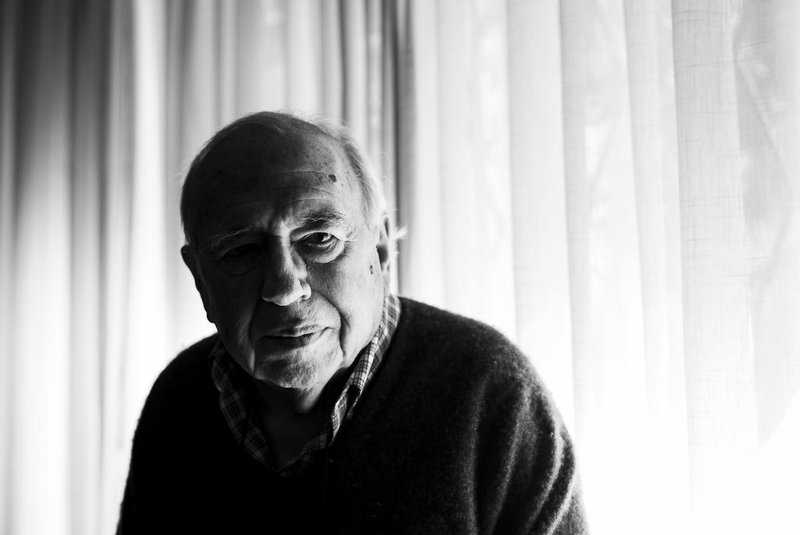  PORTO ALEGRE, RS, BRASIL, 23-09-2019: O escritor Luis Fernando Verissimo durante entrevista em casa, no bairro Petrópolis. Ele celebra 50 anos como cronista. (Foto: Mateus Bruxel / Agência RBS)Indexador: Mateus Bruxel<!-- NICAID(14260602) -->