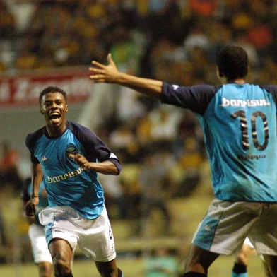 Campeonato Brasileiro de futebol 2004  -  Lance da partida entre Grêmio 2x1 Criciúma no Estádio Heriberto Hülse - Destaque para Michel Bastos.#PÁGINA:01Criciúma-SC - 26/06/2004 - EsporteFoto: Ulisses JobAssunto: Criciúma1X2 GrêmioResumo: Segundo gol do Grêmio. Fonte: Agência RBS Data Evento: 00/00/2004
