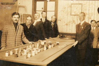 Domingos Mancuso (à esquerda) e amigos durante um jogo de bilhar, um de seus hobbies, por volta de 1915. <!-- NICAID(14513503) -->