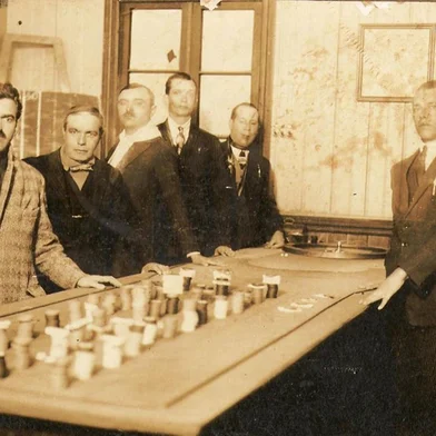 Domingos Mancuso (à esquerda) e amigos durante um jogo de bilhar, um de seus hobbies, por volta de 1915. <!-- NICAID(14513503) -->