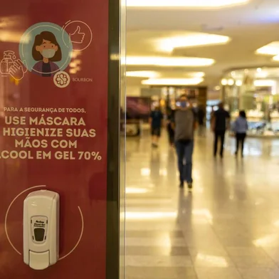  PORTO ALEGRE, RS, BRASIL - 21.05.2020 - O shopping Bourbon Wallig retomou as atividades de seus estabelecimentos comerciais a partir desta quinta-feira (20/05), na Capital, de acordo com o Decreto Municipal da Prefeitura de Porto Alegre N° 20.583. Pelo documento, serão mantidas fechadas as operações de entretenimento como cinemas, teatros e recreação infantil. Constatou-se que no Bourbon Wallig a limpeza e higienização estão sendo feitas com bastante frequência. Para entrar no estabelecimento a temperatura é medida por um funcionário do shopping, além de ser recomendado que se use o álcool, que está em todas as partes do shopping. (Foto: Jefferson Botega/Agencia RBS)Indexador: Jefferson Botega<!-- NICAID(14505305) -->