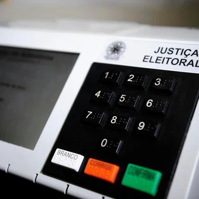  CAXIAS DO SUL, RS, BRASIL, 12/09/2018 - Edson Borowski, chefe de cartório da 169ª Zona Eleitoral, explica como funciona a urna eletrônica. (Marcelo Casagrande/Agência RBS)<!-- NICAID(13737185) -->