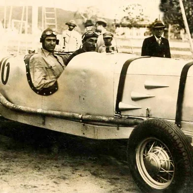  O vitorioso Norberto Jung (à direita, ao volante) e seu Ford V8.n º 16<!-- NICAID(14509044) -->