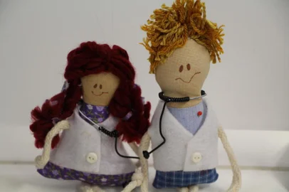  Fabrício Carpinejar presenteia filhos de médicos do Hospital Conceição com bonecos vestidos de jaleco e estetoscópio<!-- NICAID(14515431) -->