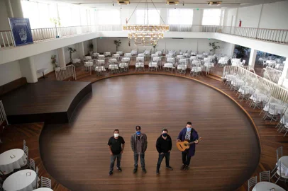  PORTO ALEGRE, RS, BRASIL - 03.06.2020 - Clube Gondoleiros faz ação pra ajudar músicos de baile. O Clube Gondoleiros está organizando uma campanha para ajudar os músicos dos conjuntos que tocavam nos bailes da casa e que, com a pandemia, viram a renda despencar. Toda quarta, o espaço fica aberto para receber doações de alimentos e material de higiene, que depois são repassadas aos integrantes das bandas. Nesta quarta, alguns irão lá para receber os donativos e vamos fotografar essa entrega. Os músicos da esquerda pra direita: José Rosa, Telmo Santos, Edu Marks e Jhonny Karvalho. (Foto Jefferson Botega/Agencia RBS)<!-- NICAID(14514574) -->