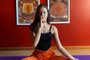 Bruna Meletti mostra posições do ioga que podem ser feitas em casa<!-- NICAID(14510542) -->