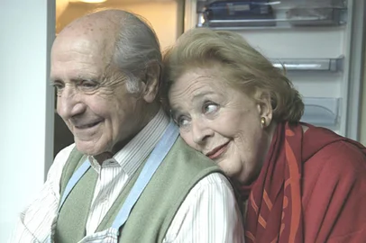 O espanhol Manuel Alexandre e a uruguaia China Zorrilla em cena do filme Elsa e Fred:  Um amor de Paixão (2005). #PÁGINA:07PANDORA FILMES, DIVULGAÇÃO Fonte: Divulgação Fotógrafo: PANDORA FILMES<!-- NICAID(1857671) -->