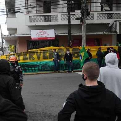  CAXIAS DO SUL, RS, BRASIL (31/05/2020)Manifestação reúne defensores e contrários a Bolsonaro em frente ao 3º Grupo de Artilharia Antiaérea (3º GAAAe). (Antonio valiente/Agência RBS)<!-- NICAID(14512019) -->