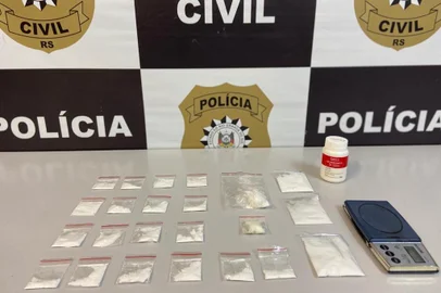 A Polícia Civil, por meio da DRACO de Caxias do Sul, sob a coordenação do delegado Luciano Righês Pereira, prendeu um homem de 37 anos e, apreendeu diversas porções de cocaína no bairro Fátima, em Caxias do Sul.<!-- NICAID(14516648) -->