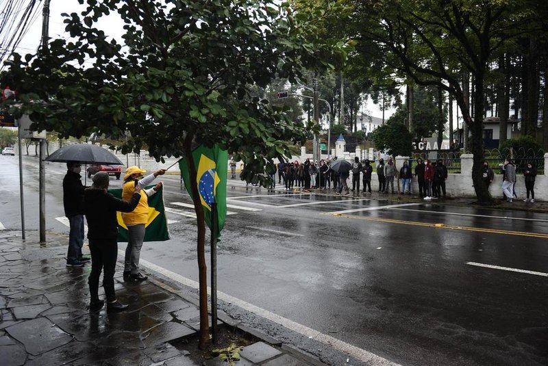  CAXIAS DO SUL, RS, BRASIL (07/06/2020)Protesto de apoiadores de Bolsonaro e antifacistas na frente do 3º Grupo de Artilharia Antiaérea em Caxias do Sul. (Antonio Valiente/Agência RBS)<!-- NICAID(14517167) -->
