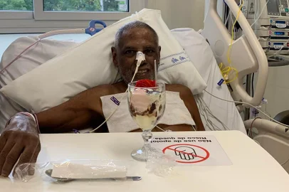  Ação do Hospital Moinhos de Vento realiza desejos de pessoas que não podem receber visitas.Mauro Alves da Silveira, que aguarda por um transplante de coração, pediu um sorvete de morango.<!-- NICAID(14517200) -->