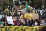 Manifestantes fazem protesto no centro de Porto Alegre contra o presidente Jair Bolsonaro