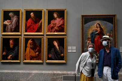  People visit The Prado Museum in Madrid, on June 6, 2020 as lockdown measures are eased during the novel coronavirus COVID-19 pandemic. - Museums are reopening in the Spanish capital with new security measures in place after a three-month closure due to the coronavirus health crisis. (Photo by Gabriel BOUYS / AFP) / RESTRICTED TO EDITORIAL USE - TO ILLUSTRATE THE EVENT AS SPECIFIED IN THE CAPTIONEditoria: LIFLocal: MadridIndexador: GABRIEL BOUYSSecao: library and museumFonte: AFPFotógrafo: STF<!-- NICAID(14517161) -->