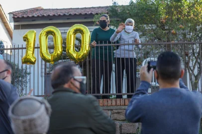  PORTO ALEGRE, RS, BRASIL - 08.06.2020 - Dona Jovina está completando 100 anos.. A família estava havia meses planejando uma festança para a data. Com a pandemia, a comemoração foi na rua, com carro de som, telão, balões e tudo mais. (Foto: Isadora Neumann/Agencia RBS)Indexador: ISADORA NEUMANN<!-- NICAID(14517863) -->