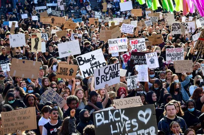 -Protestors take part in a Black Lives Matter march in Stockholm, Sweden, on June 3, 2020, in solidarity with protests raging across the United States over the death of George Floyd, an unarmed black man who died during an arrest on May 25. (Photo by Jonas EKSTROMER / TT NEWS AGENCY / AFP) / Sweden OUTEditoria: POLLocal: StockholmIndexador: JONAS EKSTROMERSecao: citizens initiative and recallFonte: TT NEWS AGENCYFotógrafo: STR<!-- NICAID(14514512) -->