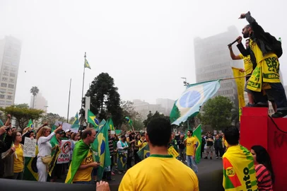  CAXIAS DO SUL, RS, BRASIL  (15/08/2015) Protesto Contra Dilma Rousseff. Manifestação populara contra Governo Dilma. Na foto, Allan dos santos, organizador do protesto.(Roni Rigon/Pioneiro)<!-- NICAID(11618084) -->