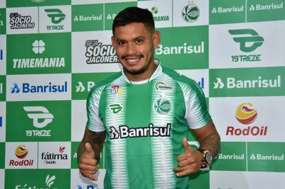 Juventude anuncia contratação do meia Carlos Eduardo, de 32 anos, ex-Grêmio.<!-- NICAID(14519094) -->