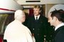  O Papa João Paulo II cumprimenta o comandante Fredy Kurt Wiedemeyer.<!-- NICAID(14519124) -->