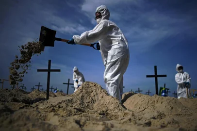  Activists from the Brazilian NGO Rio de Paz (Peace Rio), dig 100 mock graves on Copacabana beach symbolizing deaths from the COVID-19 coronavirus in Rio de Janeiro, Brazil, on June 11, 2020, to protest against Brazils bad governance of the pandemic. (Photo by CARL DE SOUZA / AFP)Editoria: HTHLocal: Rio de JaneiroIndexador: CARL DE SOUZASecao: diseaseFonte: AFPFotógrafo: STF<!-- NICAID(14520434) -->