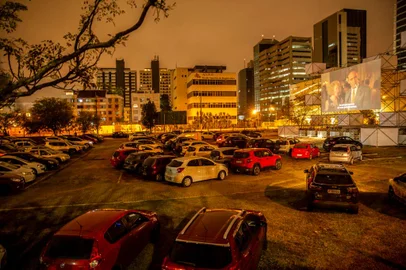  PORTO ALEGRE, RS, BRASIL - 11/06/2020Cinema drive-in inaugura no estacionamento da ADVB<!-- NICAID(14520836) -->