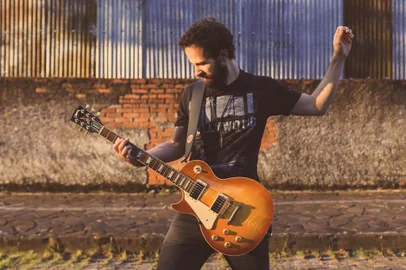 Sasha Z lança curso de guitarra online<!-- NICAID(14518429) -->