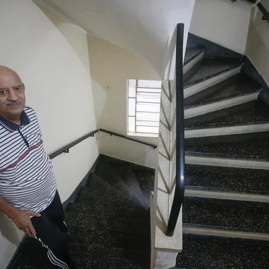  PORTO ALEGRE, RS, BRASIL - 2020.06.11 - Os recuperados da covid-19 que ficaram semanas na UTI. O aposentado José Canabarro Maciel, 83 anos, ficou 61 dias internado (20 deles entubado). Ele está ainda se recuperando em casa. Na foto também está o neto José Canabarro Neto (Foto: ANDRÉ ÁVILA/ Agência RBS)Indexador: Andre Avila<!-- NICAID(14520585) -->