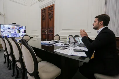 PORTO ALEGRE, RS, BRASIL, 15/06/2020 - O governador Eduardo Leite conversou sobre o modelo de Distanciamento Controlado com os prefeitos das regiÃµes de Santa Maria, Uruguaiana, Santo Ãngelo e Caxias do Sul, que estÃ£o com bandeira vermelha, por videoconferÃªncia. Foram realizadas quatro reuniÃµes, durante a tarde desta segunda-feira (15/6), com participaÃ§Ã£o do vice-governador Ranolfo Vieira JÃºnior, da secretÃ¡ria da SaÃºde, Arita Bergmann, do secretÃ¡rio de ArticulaÃ§Ã£o e Apoio aos MunicÃ­pios, Agostinho Meirelles, da coordenadora do ComitÃª de Dados, Leany Lemos, e do procurador-geral do Estado, Eduardo Cunha da Costa. Fotos: Felipe Dalla Valle/PalÃ¡cio Piratini<!-- NICAID(14522844) -->