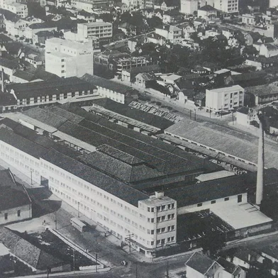 Vista aérea do complexo da Industrial Madeireira em 1974<!-- NICAID(14523401) -->