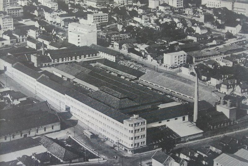 Vista aérea do complexo da Industrial Madeireira em 1974<!-- NICAID(14523401) -->
