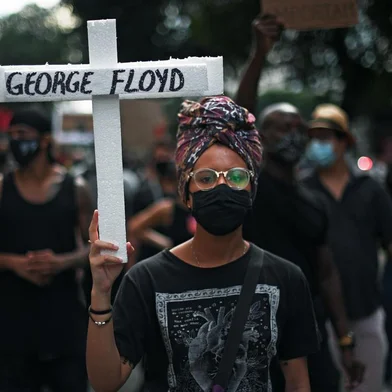  A protester holds a cross with the name of George Floyd, an unarmed black man killed while apprehended by police in Minneapolis, US, during a demonstration against racism and against Brazilian President Jair Bolsonaro in Rio de Janeiro, Brazil, on June 7, 2020 amid the COVID-19 novel coronavirus pandemic. - Brazilians took to the streets for rival demonstrations on Sunday for and against Bolsonaro, who has been widely criticized over his response to the coronavirus pandemic. Demonstrators, many dressed in black and wearing face masks, held banners saying: Everyone for democracy, Against racism and fascism and Terrorism is the governments policy of extermination. (Photo by Carl DE SOUZA / AFP)Editoria: HTHLocal: Rio de JaneiroIndexador: CARL DE SOUZASecao: racismFonte: AFPFotógrafo: STF<!-- NICAID(14517332) -->