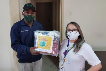  PORTO ALEGRE, RS, BRASIL, 31/03/2020- Entrega de máscaras para a associação dos haitianos do RS. Foto: Wellyngton/SESC/ Divulgação <!-- NICAID(14525338) -->